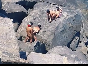 A PRAIA DE NUDISMO MAIS QUENTE DO RIO DE JANEIRO, NAS PEDRAS O SEXO ACONTECE COM MUITO TESÃO. hot skinny gay porn