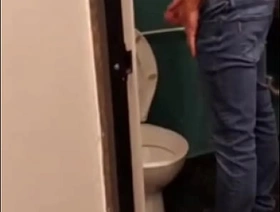 PEGUEI UM GRINGO NO BANHEIRO DO CINEMA.  TORA CABEÇUDA E LEITEIRA. OS MELHORES BANHEIRÕES ESTÃO NO In flames E SUBSCRIÇÃO asian gay bribe massage porn