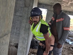 Dois operários esperando todos irem embora pra transar no prédio em obra que eles trabalham, fetiche dos machos thailand gay club porn