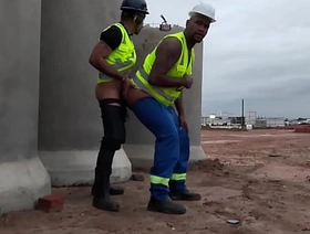 Os trabalhadores público se pegando escondido na obra da cidade hot gay muscle males porn