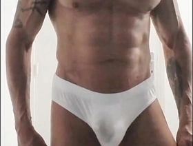 Exhib dans les vestiaires je pisse dans mon slip avant d'éjaculer dedans, gay porn twink chinese