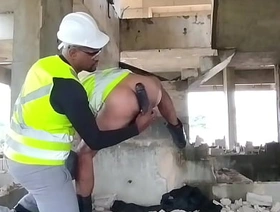 Eletricista safado trás os consolos da esposa, pro seu colega enfia nele na obra, fica todo arreganhado hot thailand gay porn