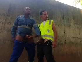 Trabalhadores transando escondido atrás da obra no horário de trabalho discretion stop japan gay porn