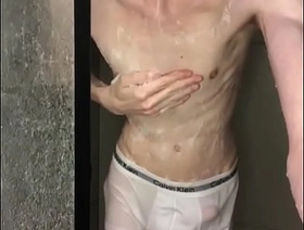 Novinho tomando banho e mostrando pica southeast asia gay porn
