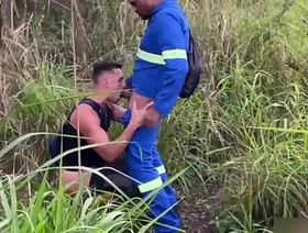 Seguiu o trabalhador no mato pra olhar ele mijar e acabou caindo de boca. vídeo completo no white-hot porn gay korean hot