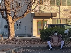 女装子まゆちゃんがどこかの駐車場で全裸に羽織っていたアウターの前を広げて露出プレイをするその真後ろを人が通り過ぎていく chinese teen gay sex porn