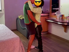 Por los gemidos de Gio, Omar está lamiendo y tocando los lugares correctos. Se acuesta, abre las piernas y Omar va directo al agujero de Gio. Gio se sube encima de Omar y se sienta sobre su polla singapore gay massage porn