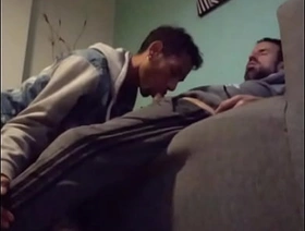 Macho disfruta de una deliciosa mamada mientras relaja en el sofá. hot public cheerful porn