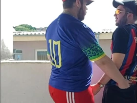 Ursão maloka comendo branquinho tatuado na laje (COMPLETO NO RED) taiwan student gay porn