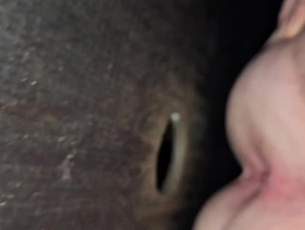 COROA SÓ QUERIA SE ALIVIAR, ENTROU EM UMA CABINE DE SEXO E PEGOU DUAS ROLAS GRANDES. chinese gay porn outdoor