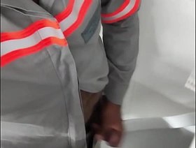 Trabalhador colação a rola pra fora do uniforme e começa a bater uma e começa a bater uma hot gay twins porn