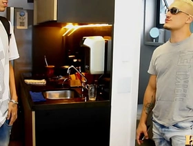 FLAGREI O MARIDO DA MINHA AMIGA TOMANDO BANHO, TIVE QUE BATER UMA VENDO porn gay korean cute