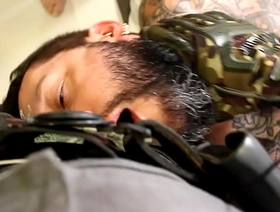 SEGURANÇA GANHANDO UM BOQUETE singapore gay porn nerdy