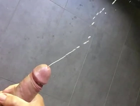 vor dem badezimmer fenster heftig mein sperma spritzen lassen korean handsome gay porn