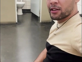 Mamando a rola do pedreiro da obra até o gutsy jorrar leitinho gay porn fuck hot