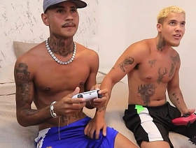 Mamando meu amigo depois de perder no videogame korean male gay porn