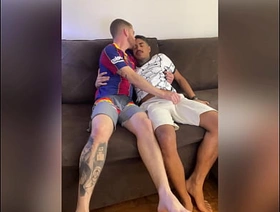 negro dotado comendo o branquinho em varias posições com direito a dildo e mijada japan gay threesome porn