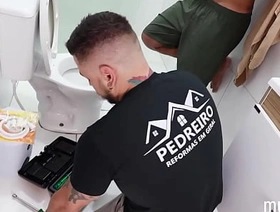 O encanador me comeu gostoso e ainda deu o rabo dele pra mim! indonesian handsome gay porn