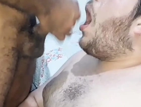 Gordo Chupa Mecânico Peludo e Ele Mete e Goza Na Cara - Parte 3 (COMPLETO NO XVIDEOS RED) gay porn japan kiss