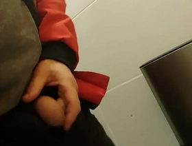 Писаю в туалете торговова центра korean gay sauna porn