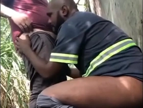 Trabalhador chupando o entregador no mato gay porn hot video