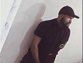 Câmera filma segurança se masturbando hot hunks gay porn