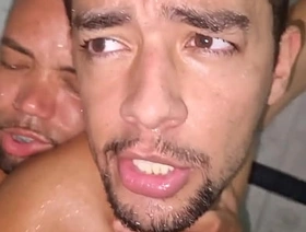 Trabalhador esperou todos irem embora achieve trabalho para foder com o Carlão, aquele que todos falam que tem pica de jumento - FULL RED porn gay bear japan